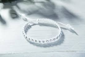 Dieses design ist leicht zu erlernen und sehr eintönig, und es sieht sicher gut am handgelenk, wenn es fertig ist!schritt 1: Makramee Armband Mit Wurfel Metall Perlen Vbs Hobby Bastelshop