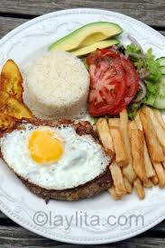 Churrasco Equatorien Ou Steak Accompagne D Un œuf Au Plat En 2020 Recettes De Cuisine Cuisine Et Boissons Recette De Plat