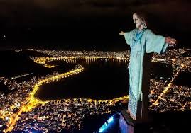A estátua do cristo redentor tem 38m de altura. Cristo Redentor Homenageia Profissionais De Saude E Veste Jaleco Jovem Pan