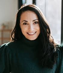 Caroline Myers's Instagram, Twitter & Facebook