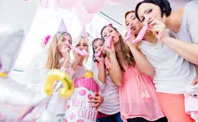 Die beste freundin steht mit einer windeltorte im arm vor der tür? 32 Fun Baby Shower Games To Play Bub Hub