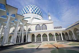 Fondly known as the 'blue mosque', the sultan salahuddin abdul aziz shah mosque is one of the largest mosques in southeast asia, with the capacity to accommodate 24,000 worshippers at any one time. Sultan Salahuddin Abdul Aziz Shah Mosque Selangor Malaysia Gokayu Your Travel Guide