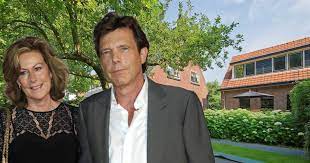 Ik ben fan, zegt de mol over de drie oprichters. John De Mol Telt Zes Ton Neer Voor Familiehuis In Eemnes Show Ad Nl