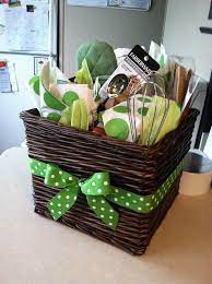 Contemporary bridal shower gift ideas. Idees Originales Pour Decliner Un Panier Garni Bridal Shower Gift Baskets Kitchen Gift Baskets Bridal Shower Baskets