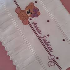 Alfabeto em ponto cruz letras maiusculas e minusculas tipo reta sao quatro variacoes desta letra para voce usar para fazer lindos bordados como este as letras em ponto cruz é uma técnica de bordado muito utilizada para fazer brasões em peças como toalhas, lençóis, panos de boca, toalhinhas para. Toalhinhas Infantil Graficos Ponto Cruz Bebe Para Toalha De Boca