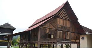 Istana lama seri menanti, içindeki ünlü simge yapılarından biridir kuala pilah bölgesi, negeri sembilan, malezya chengal (penak) ağacından yapılmıştır neobalanokarpus ve demir ahşap veya belian ahşap eusideroxylon zwageri ve sadece tahta mandallarla bir arada tutulur. Rumah Tukang Kahar Dibuka Untuk Lawatan