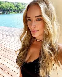 Lara Perkins's Instagram, Twitter & Facebook