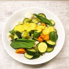 Legumes Vapeurs Au Basilic Avec Une Sauce Au Curcuma Mary Capelle Cuisiner Les Legumes Legumes Vapeur Fruits Et Legumes De Saison