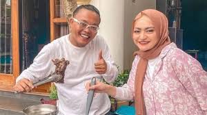 Ferdi anak bungsu kang sule ingin cepat punya adik. 2 Bulan Jadi Istri Sule Nathalie Holscher Akhirnya Positif Hamil