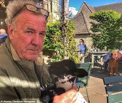 Jeremy charles robert clarkson (born 11 april 1960) is an english broadcaster, journalist and writer who specializes in motoring. Jeremy Clarkson Bringt Ein Haustierlamm In Ein Landliches Pub Um Ein Bier Nach Dem Lockdown Zu Trinken Aktuelle Boulevard Nachrichten Und Fotogalerien Zu Stars Sternchen