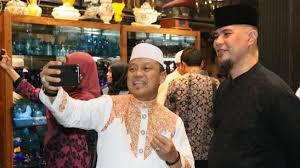 Hal itu karena dirinya membubarkan ribuan jamaah demi mencegah penularan virus corona. Ustaz Das Ad Latif Mengaku Kagumi Ahmad Dhani