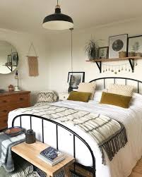 This is a simple room. 39 Elegant And Simple Bedroom Decors What Is It Pecansthomedecor Simple Bedroom Decor Simple Bedroom Bedroom Decor