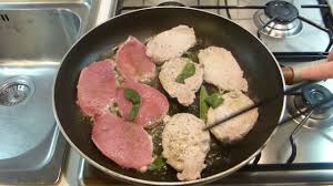 Uso questo metodo perché la cipolla non soffrigge subito e si stufa ammorbidendosi. Fettine Di Lonza Di Maiale Agli Aromi Youtube