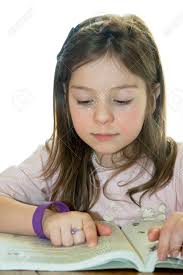 El Niño Lee El Libro Funciona Sobre La Tarea En El Blanco Fotos, retratos,  imágenes y fotografía de archivo libres de derecho. Image 26928846