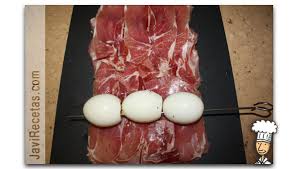 Sacamos el lomo del horno y le echamos por encima la salsita y encima los champiñones que hemos reservado. Cinta De Lomo Rellena Corte Relleno Y Atado Javi Recetas