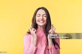 Foto de Mulher Bonita Nova Que Cruza Seus Dedos E Que Desejam Para ...