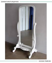 Sebagai pengetahuan, kaca cermin adalah salah satu jenis kaca yang dibuat tampak transparan di satu sisi. 11 Ide Standing Mirror Cermin Berdiri Cermin Rias Berdiri Terbaik Cermin Rias Cermin Cermin Lantai