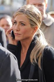 The post dug deep to find out. Jennifer Anistons Friseur Teilt Seinen Lieblingsstil Fur Den Star In 2020 Jennifer Aniston Hair Jennifer Aniston Style Long Hair Styles Jennifer Aniston Haar Lassige Hochsteckfrisuren Langhaarfrisuren