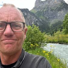 Jag är själv mycket fascinerad (men också förfärad) av Geoffrey Hintons  tankegångar kring AI som "varelser". Om man kallar AI varelser kan det vara  bra att först definiera vad det är för