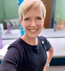 ✂️ I'm always open to change. Thanks to Alisha at Bliss Salon Spa Boutique  for giving me a fresh textured cut and a new look! What do you think? 💇