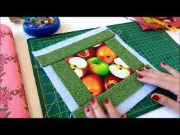 Caminho De Mesa Com Canto Mitrado Canto Mitrado Rapido E Facil Aprenda A Fazer Um Lindo Jogo Americano E Uma Toalha De Mesa Como Fazer Jogo Americano Como Fazer Um Jogo Descanso De Panela