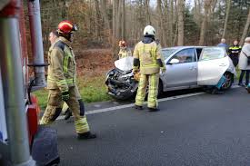 Bij het ongeluk waren drie auto's betrokken. Zo 34 Twee Gewonden Bij Ongeluk Tussen Twee Auto S En Bus Op N34 Bij Afslag Exloo