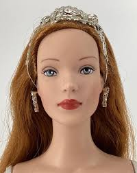 Sold at Auction: Robert Tonner Tyler Wentworth 16" Tyler doll wearing  "Shakespeare in the Park" silver silk lame gown with a tiered skirt of  pleated organza and paired with a matching stole,