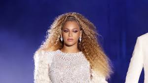 So many fans want to know how long is beyonce's real hair and is it natural or relaxed under the wigs and extensions she wears. A Guide To Going Baby Blonde Like Beyonce According To Her Colorist Vogue