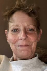 Lisa Carrier's Instagram, Twitter & Facebook