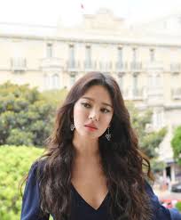 While getting her arts degree at sejong university (did not finish degree), song made her debut by winning the grand prize in model search in sunkyung smart and starring in a sunday. Song Hye Kyo The Epitome Of Grace And Character Rolala Loves