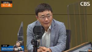 일요신문 장성철 공감과논쟁 정책센터소장이 일명 '윤석열 x파일'을 입수했다고 밝혔다.일명 '윤석열 x파일'을 입수했다는 주장에 눈길이 쏠렸다. 2olrvii8devh6m