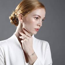 Amazon.com: Jeulia Aretes de aro pequeños de plata de ley 925, corte  redondo, diamantes blancos, aretes hipoalergénicos para mujer, regalo de  San Valentín, cumpleaños, festival, Plata 926, Piedra Jeulia : Ropa, Zapatos