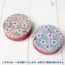 エンボス加工の桜柄の缶に さくらんぼ味のサクラ手毬飴が8個入っております ピンクとブルーのどちらかお一つをお届けいたします ピンクとブルー さくらんぼ 飴
