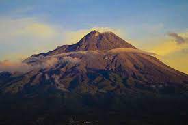 Di sini juga saya gambarkan gubuk yang umum ada di sawah sebagai tempat istirahat pak tani. Menikmati Keindahan Gunung Merapi