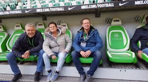 Gerhardt (vfl wolfsburg) manda el balón al fondo de las mallas. Vfl Ehrenamtler Beim Bundesligaspiel In Wolfsburg Fussball