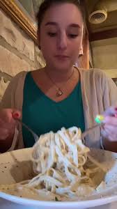 Can you tell I love pasta? Chicken fettuccine Alfredo from my favorite  restaurant!! #mukbang #foodie #alfredo #fettucinealfredo #chickenalfredo  #longmukbang #eatwitme #pasta