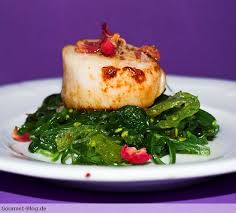 Wakame Algensalat Mit Gebratener Jakobsmuschel Und Rosensalz Gesunde Wakame Algen Algensalat Fingerfood Vorspeisen Wakame Algen
