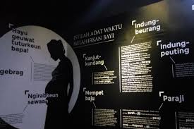 Selepas gempa bumi reda, apabila penyelamat tiba di runtuhan rumah seorang wanita muda, mereka melihat mayat beliau melalui celah runtuhan dan timbunan tanah. Mau Tahu Pengorbanan Seorang Ibu Kunjungi Museum Bale Indung Rahayu