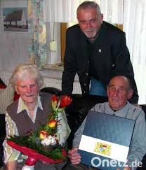 Ein liebes ehepaar in ihrer familie, verwandtschaft oder im freundeskreis feiert bald seinen hochzeitstag? Josef Lemberger Meine Frau Ist Ein Glucksgriff Weiherhammerer Paar Feiert Eiserne Hochzeit Liebeserklarung Zum 65 Hochzeitstag Onetz