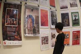 Religi/keagamaan dapat menjadi media keagamaan seperti: Kisah Di Balik Selembar Poster Dalam Pameran Masa Lalu Belumlah Usai Satu Harapan