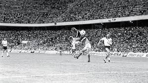 Alemania sale vencedora en la tanda de penaltis, en una semifinal para la historia de los mundiales de fútbol. Los 50 Mejores Partidos De La Historia Alemania 3 3 Francia Mundial 1982 Marca Com