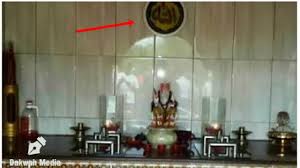 Adapun bentuk yang lain dari koin cina ini yaitu diikat dengan tali benang merah menjadi satu, dan dijadikan sebuah replika pedang. 50 Hiasan Dinding Yang Boleh Dipajang Menurut Islam Inspirasi Baru