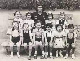 التعليم زمان و صورة تذكارية من احدى مدارس الاسكندرية عام 1942 Nesma Old Egypt Egypt History History