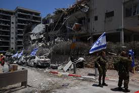 Guerra de nervios frente a los escombros de Tel Aviv tras el contraataque  con misiles de Irán | Internacional | EL PAÍS