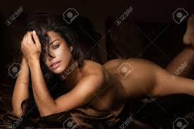 Hermosa Mujer Sexy Morena Desnuda, Mirando A La Cámara. Chica Con Cuerpo  Perfecto. Fotos, retratos, imágenes y fotografía de archivo libres de  derecho. Image 47748228