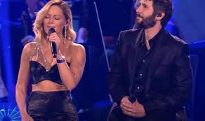 Der weltweite superstar josh groban hat seine version des klassikersongs „celebrate me home von kenny loggins veröffentlicht. Josh Groban Fuhrt Arms Of An Angel In Bewegendem Duett Auf