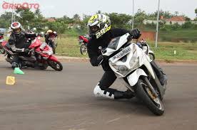 Assalamu'alaikum pecinta otomotif, kami menjual ban road race copotan kondisi bagus, harga murah smart. Pakai Ban Balap Untuk Motor Harian Aman Enggak Sih Gridoto Com