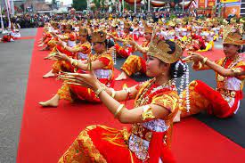 Pada masa itu pengaruh islam mulai mendominasi tata cara tarian, termasuk mempengaruhi tari melinting. 9 Tarian Adat Lampung Yang Harus Kamu Tahu