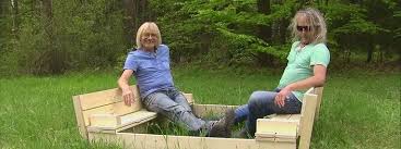 Die Bauexperten Roni Adelmeyer Und Klaus Muller Von Bazcko Sitzen In Einem Sandkasten Sandkasten Sandkasten Selber Bauen Selber Bauen