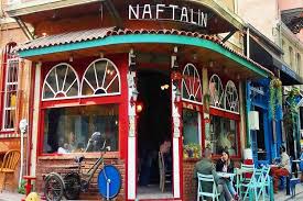 Rengarenk Sokak Ve Evleriyle Meshur Balat Da Bulunan Bir Kafe Naftalin Kafe Sicacik Ve Kucuk Mekaniyla Kedileriyle Beraber Isleti Kedi Istanbul Kucuk Mekanlar